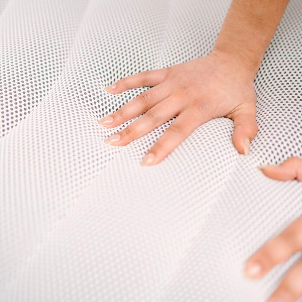 Handen op een zacht matras